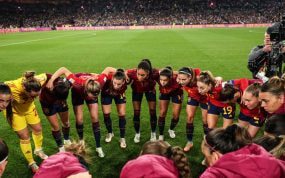 Las jugadoras de la Selección hacen piña antes de la final del Mundial ante Inglaterra.