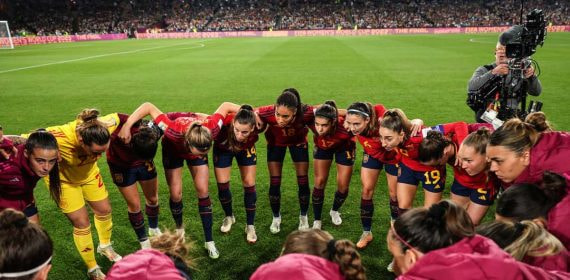 Las jugadoras de la Selección hacen piña antes de la final del Mundial ante Inglaterra.