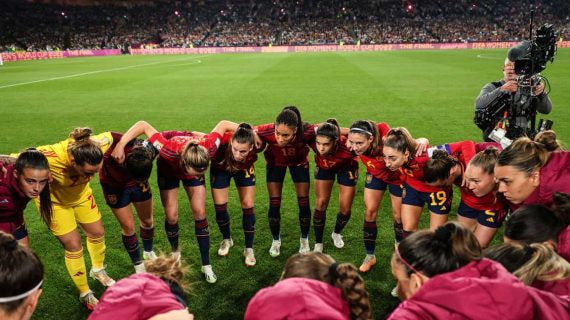 Las jugadoras de la Selección hacen piña antes de la final del Mundial ante Inglaterra.
