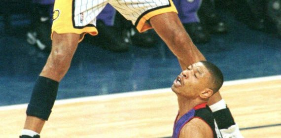 Tyrone Muggsy Bogues, el jugador más bajo de la historia del baloncesto.