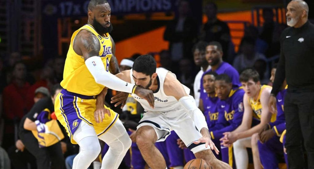 Santi Aldama frente a Lebron James. El jugador de Memphis Grizzlies fue el mejor español de esta temporada de la NBA.