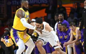 Santi Aldama frente a Lebron James. El jugador de Memphis Grizzlies fue el mejor español de esta temporada de la NBA.