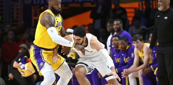 Santi Aldama frente a Lebron James. El jugador de Memphis Grizzlies fue el mejor español de esta temporada de la NBA.
