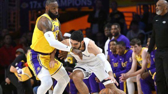 Santi Aldama frente a Lebron James. El jugador de Memphis Grizzlies fue el mejor español de esta temporada de la NBA.