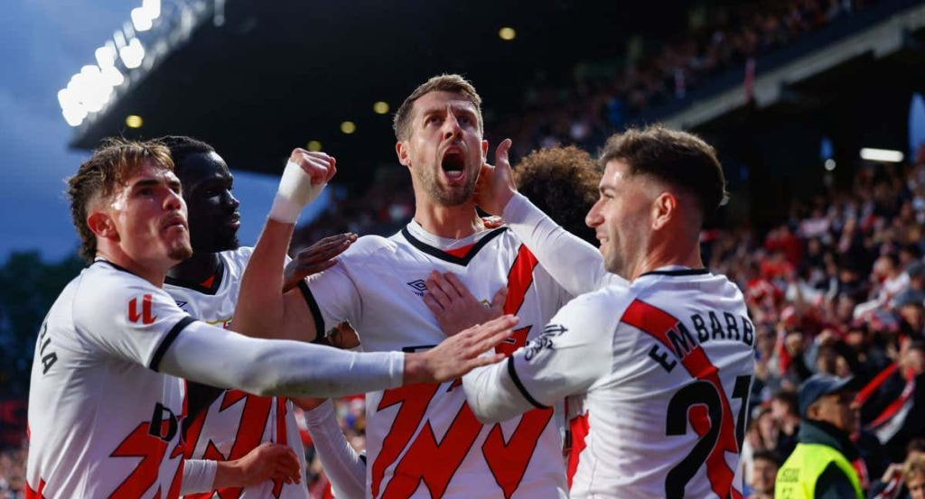 La plantilla del Rayo celebra un gol en Vallecas.