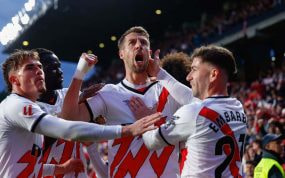La plantilla del Rayo celebra un gol en Vallecas.