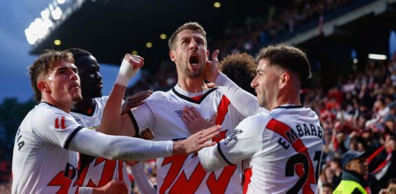 La plantilla del Rayo celebra un gol en Vallecas.