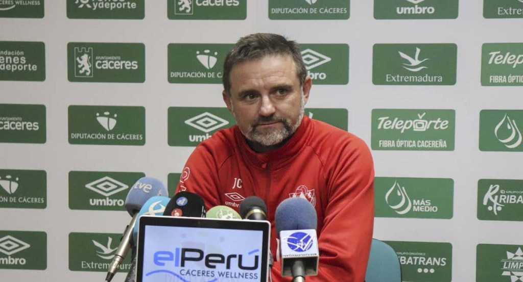 Julio Cobos, entrenador del Cacereño, en conferencia de prensa.