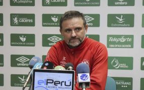 Julio Cobos, entrenador del Cacereño, en conferencia de prensa.