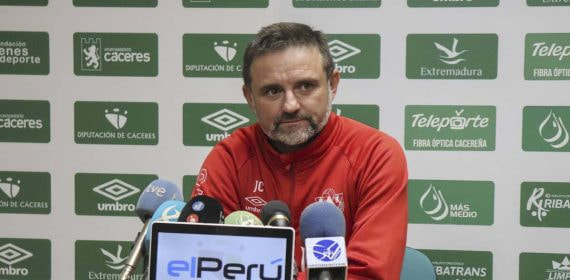 Julio Cobos, entrenador del Cacereño, en conferencia de prensa.