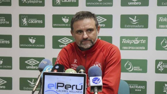 Julio Cobos, entrenador del Cacereño, en conferencia de prensa.
