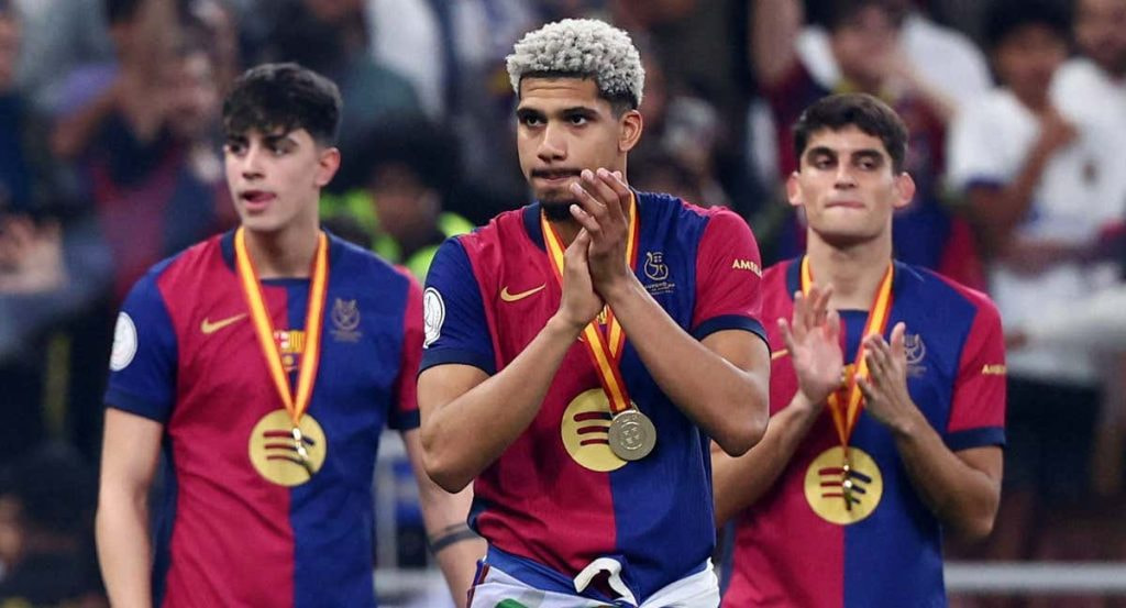 Ronald Araujo celebrando la Supercopa.