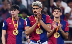 Ronald Araujo celebrando la Supercopa.