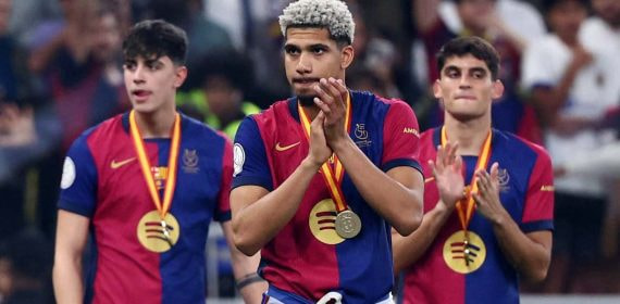 Ronald Araujo celebrando la Supercopa.