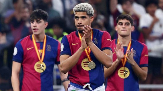 Ronald Araujo celebrando la Supercopa.