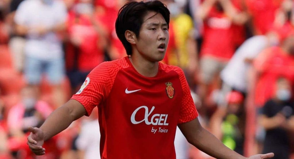 Kang-In Lee pidiendo explicaciones al árbitro durante un partido con el Mallorca.