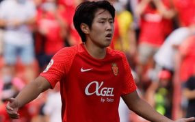 Kang-In Lee pidiendo explicaciones al árbitro durante un partido con el Mallorca.