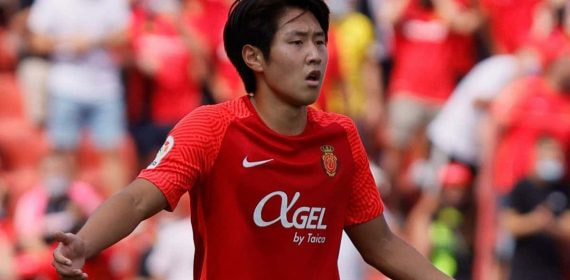 Kang-In Lee pidiendo explicaciones al árbitro durante un partido con el Mallorca.