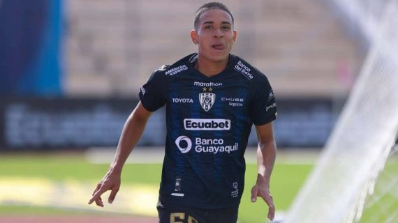 Kendry Páez celebra su primer gol como profesional.