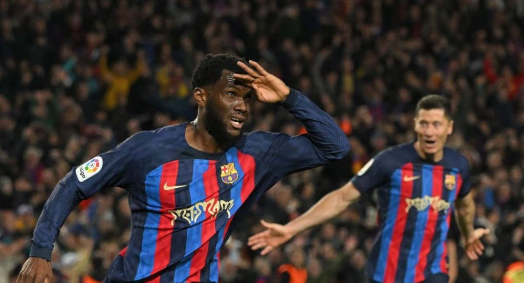Kessié celebra un gol con el Barcelona.