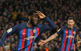 Kessié celebra un gol con el Barcelona.