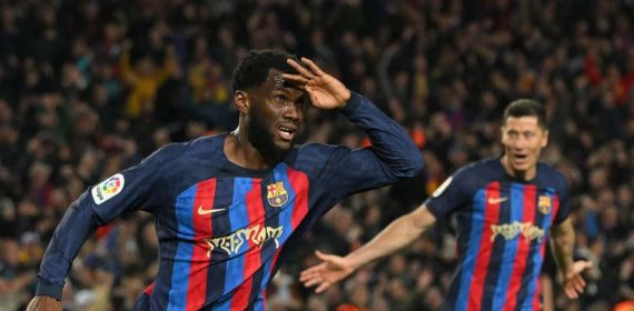 Kessié celebra un gol con el Barcelona.