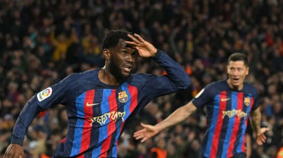 Kessié celebra un gol con el Barcelona.