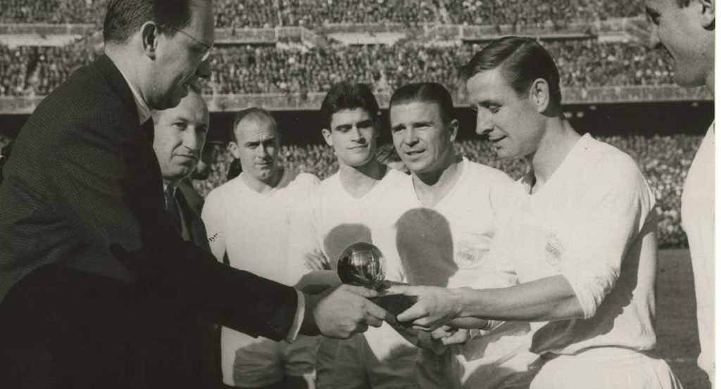 Kopa recibiendo el trofeo.