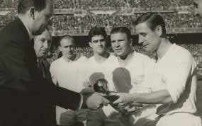 Kopa recibiendo el trofeo.