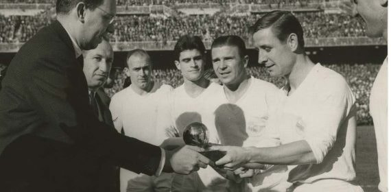 Kopa recibiendo el trofeo.