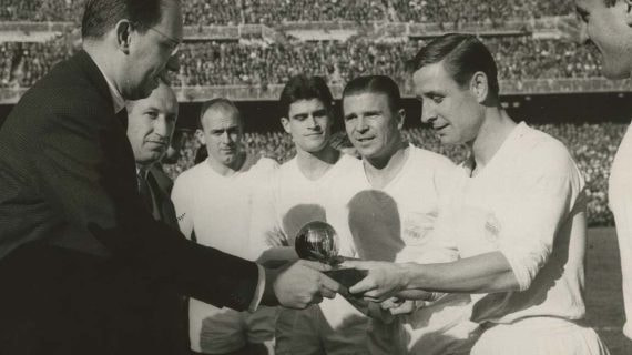 Kopa recibiendo el trofeo.