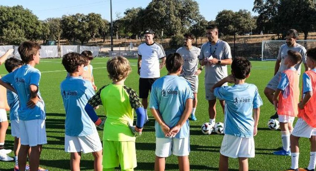 Toni Kroos con algunos de los jugadores de su academia.