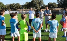 Toni Kroos con algunos de los jugadores de su academia.