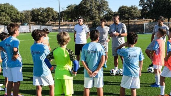 Toni Kroos con algunos de los jugadores de su academia.