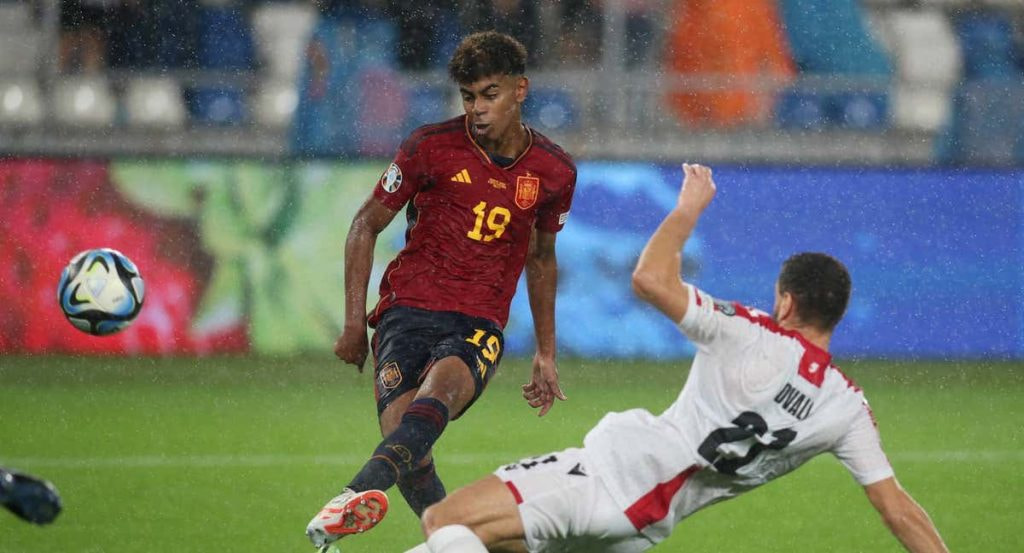 Lamine Yamal marcando contra Georgia con la Selección Española.