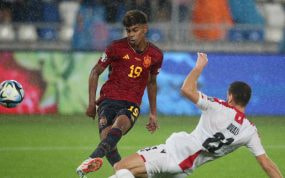 Lamine Yamal marcando contra Georgia con la Selección Española.
