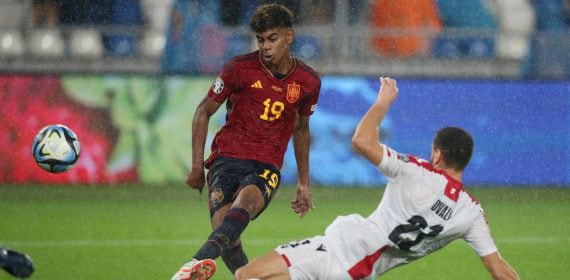 Lamine Yamal marcando contra Georgia con la Selección Española.