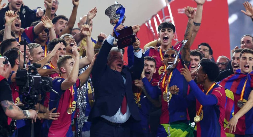 Laporta levanta el trofeo.