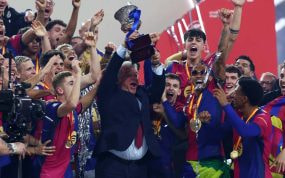Laporta levanta el trofeo.