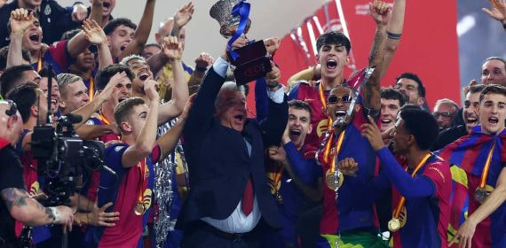 Laporta levanta el trofeo.