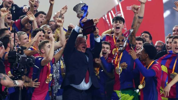 Laporta levanta el trofeo.
