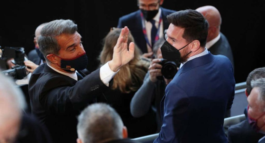 Laporta y Leo Messi se saludan durante un acto.