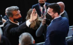 Laporta y Leo Messi se saludan durante un acto.