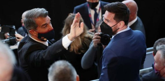 Laporta y Leo Messi se saludan durante un acto.
