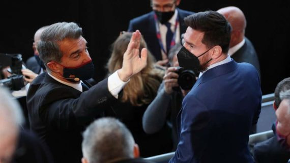 Laporta y Leo Messi se saludan durante un acto.