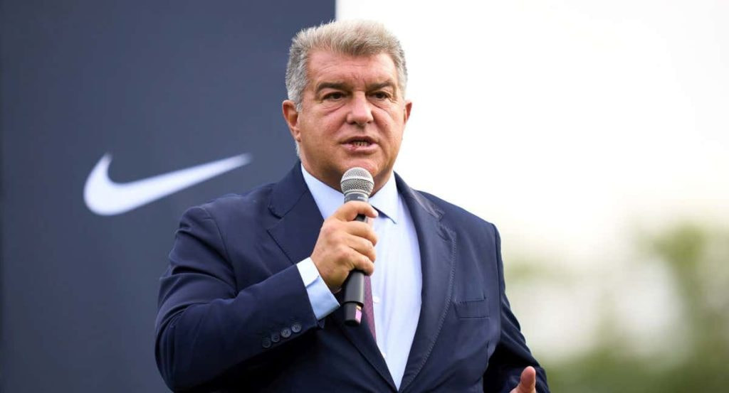 El presidente del Barcelona, Joan Laporta, con el logo de Nike.