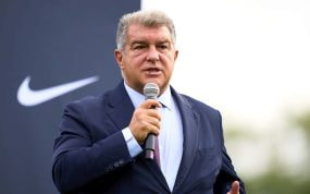 El presidente del Barcelona, Joan Laporta, con el logo de Nike.