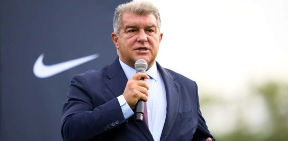 El presidente del Barcelona, Joan Laporta, con el logo de Nike.