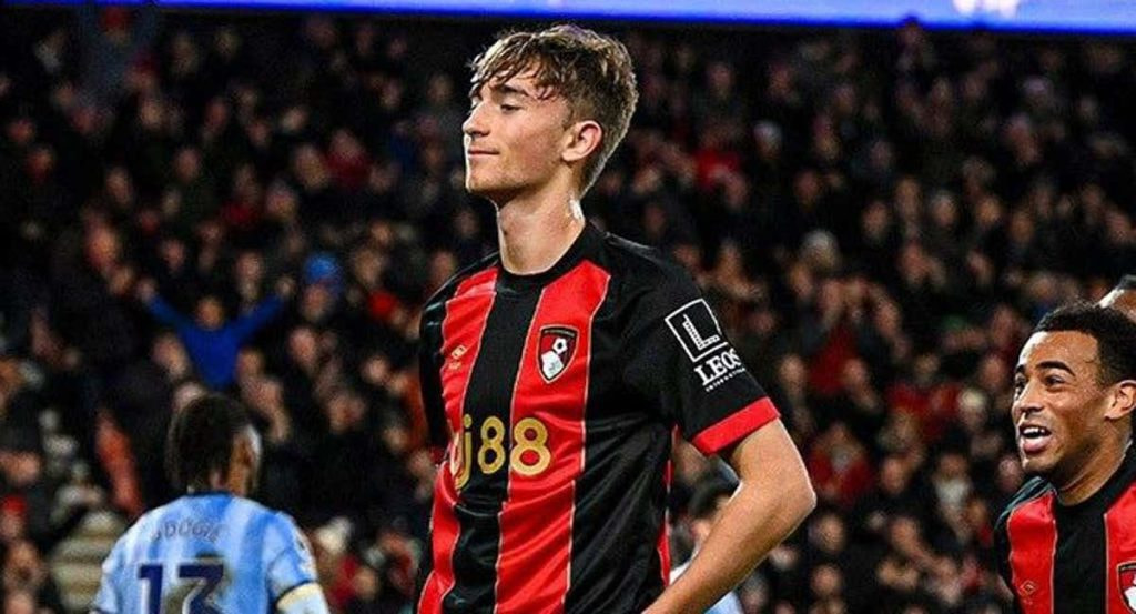 Dean Huijsen celebra un gol con el Bournemouth.