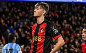 Dean Huijsen celebra un gol con el Bournemouth.
